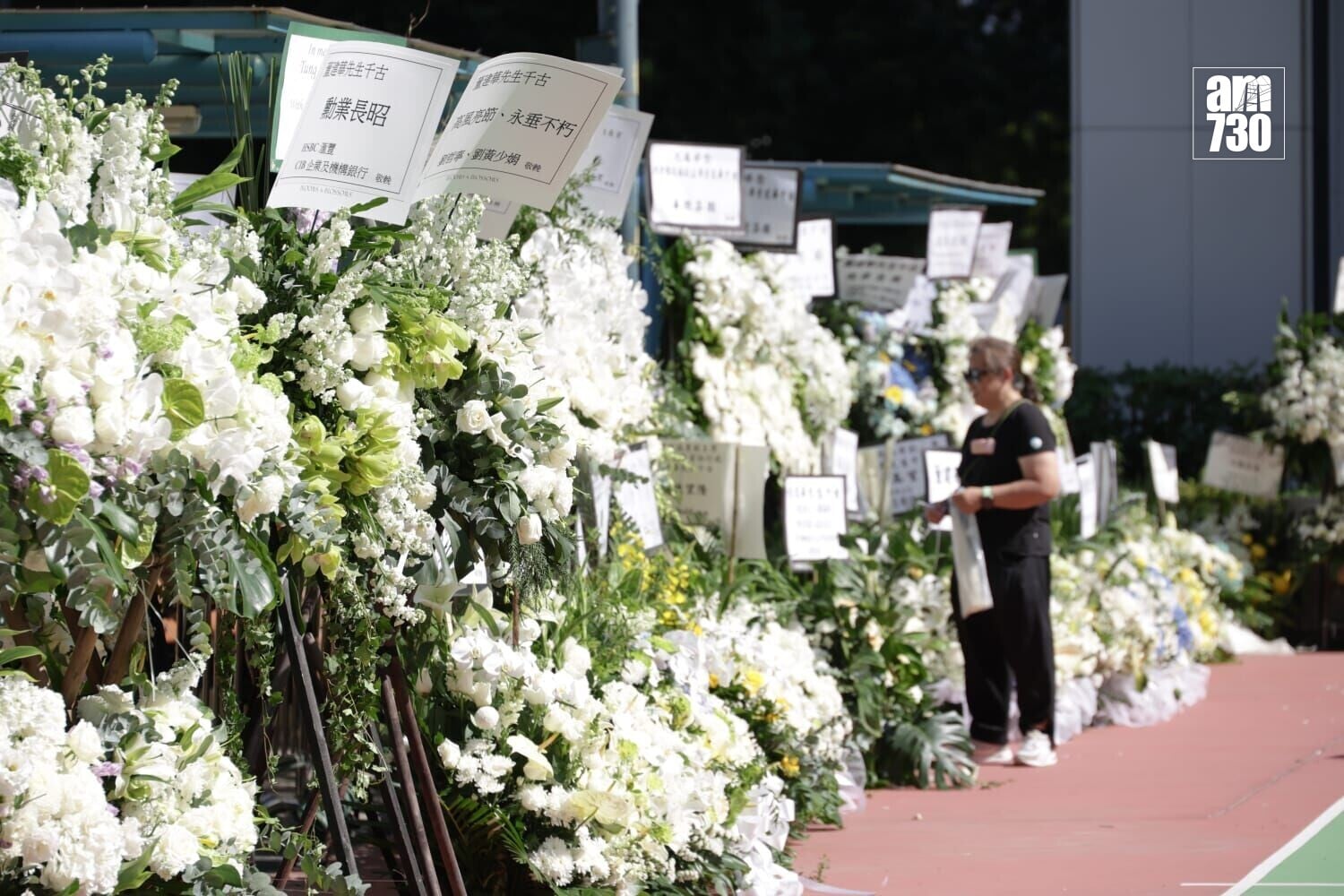 各界花圈放滿殯儀館內外以及對開的球場。(吳康琦攝)