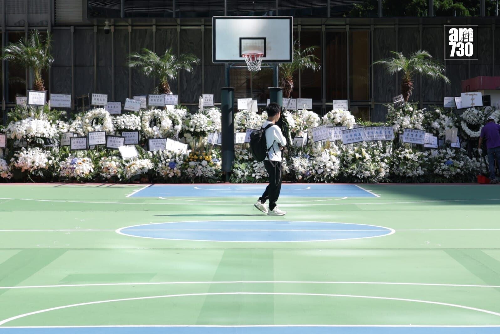 各界花圈放滿殯儀館內外以及對開的球場。(吳康琦攝)