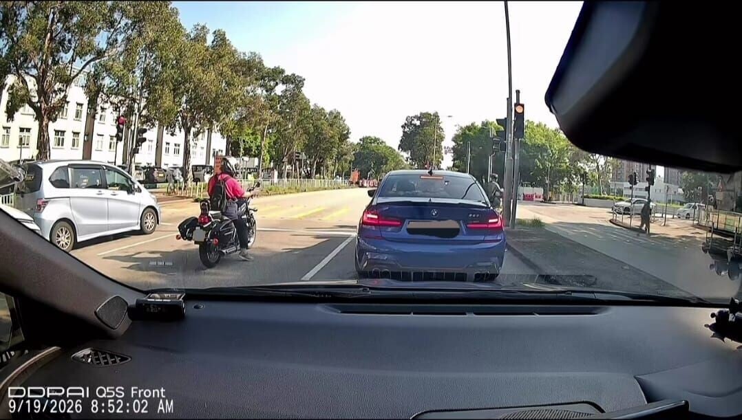 元朗男載小童馬路踩單車,貨車旁駛過再穿插衝紅燈。(車cam L(香港群組))