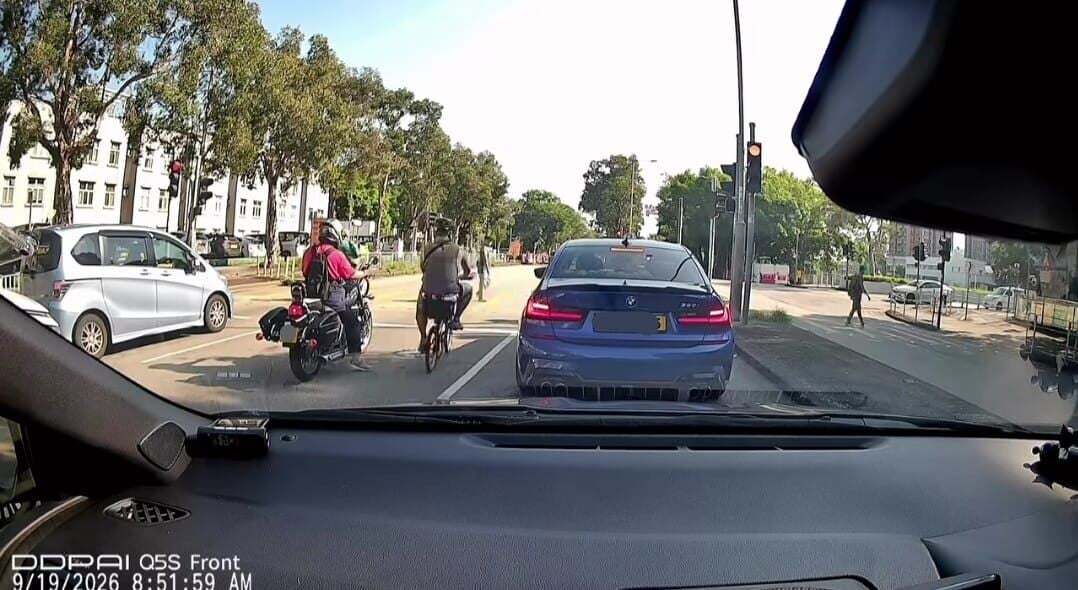 元朗男載小童馬路踩單車,貨車旁駛過再穿插衝紅燈。(車cam L(香港群組))