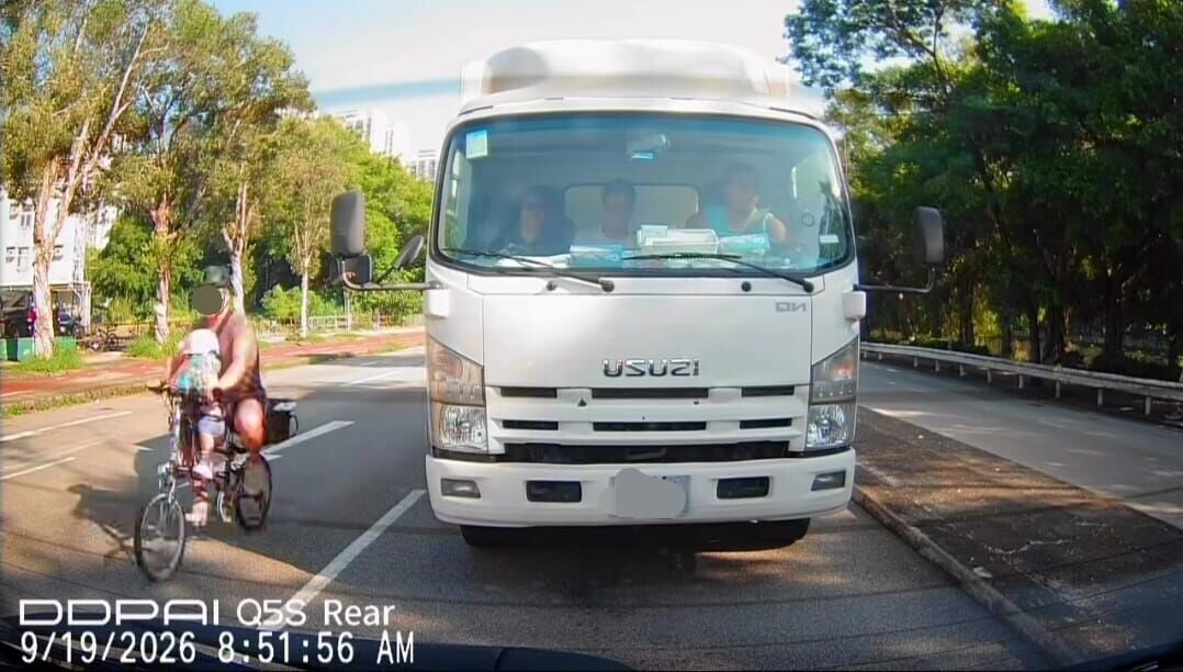 元朗男載小童馬路踩單車,貨車旁駛過再穿插衝紅燈。(車cam L(香港群組))