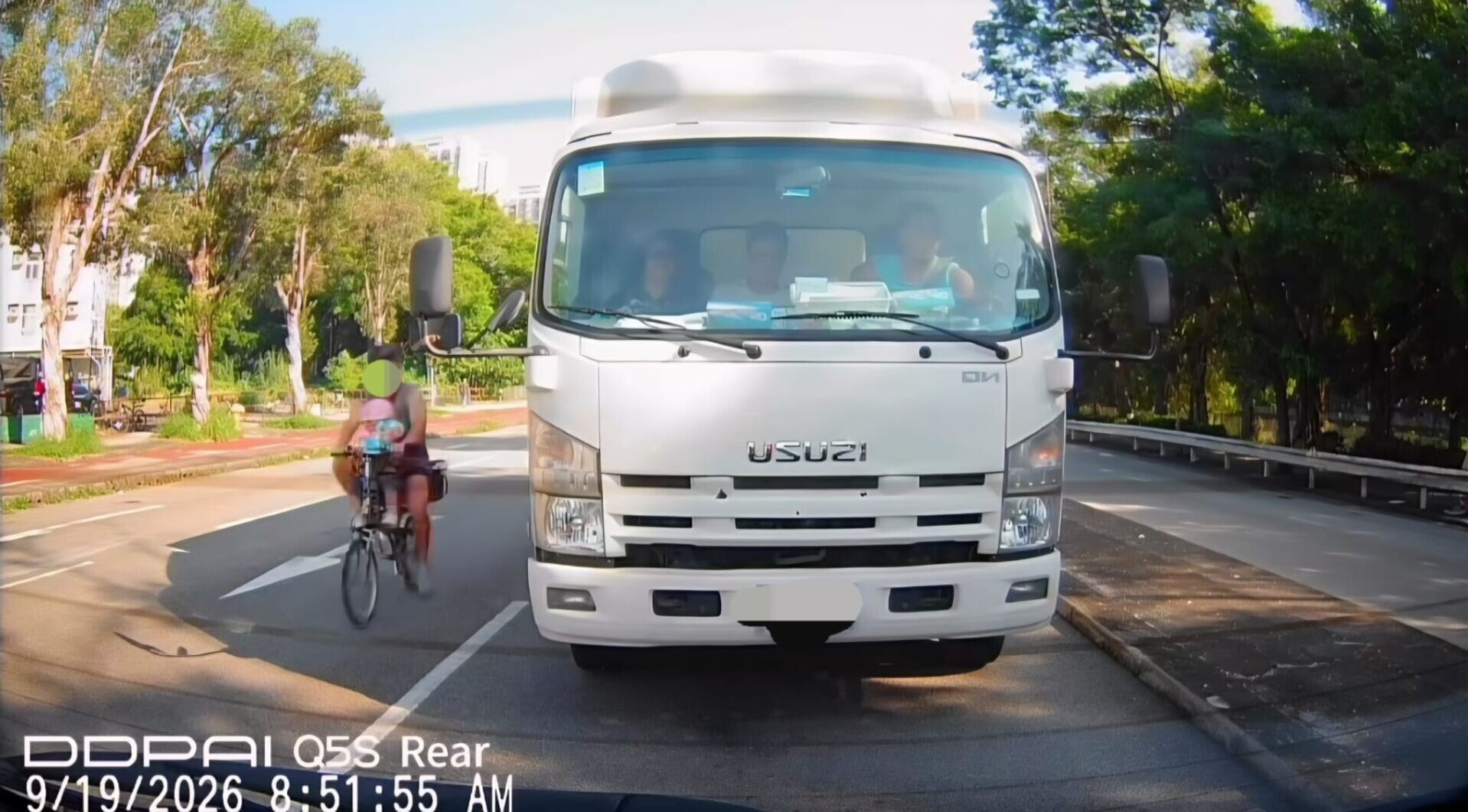 元朗男載小童馬路踩單車,貨車旁駛過再穿插衝紅燈。(車cam L(香港群組))