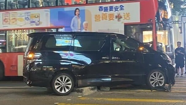 尖沙咀「江若琳灣」又發生交通意外，一部七人車由加連威老道右轉入彌敦道時，疑為避車剷上路中石壆，車頭泵把受損，沒有人受傷(fb)