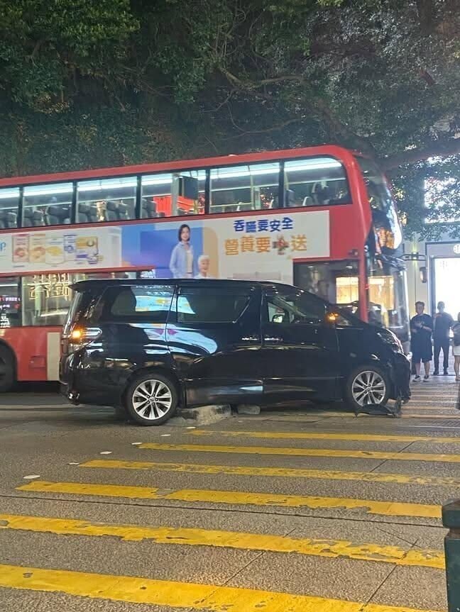 尖沙咀「江若琳灣」又發生交通意外,一部七人車由加連威老道右轉入彌敦道時,疑為避車剷上路中石壆,車頭泵把受損,沒有人受傷(fb)