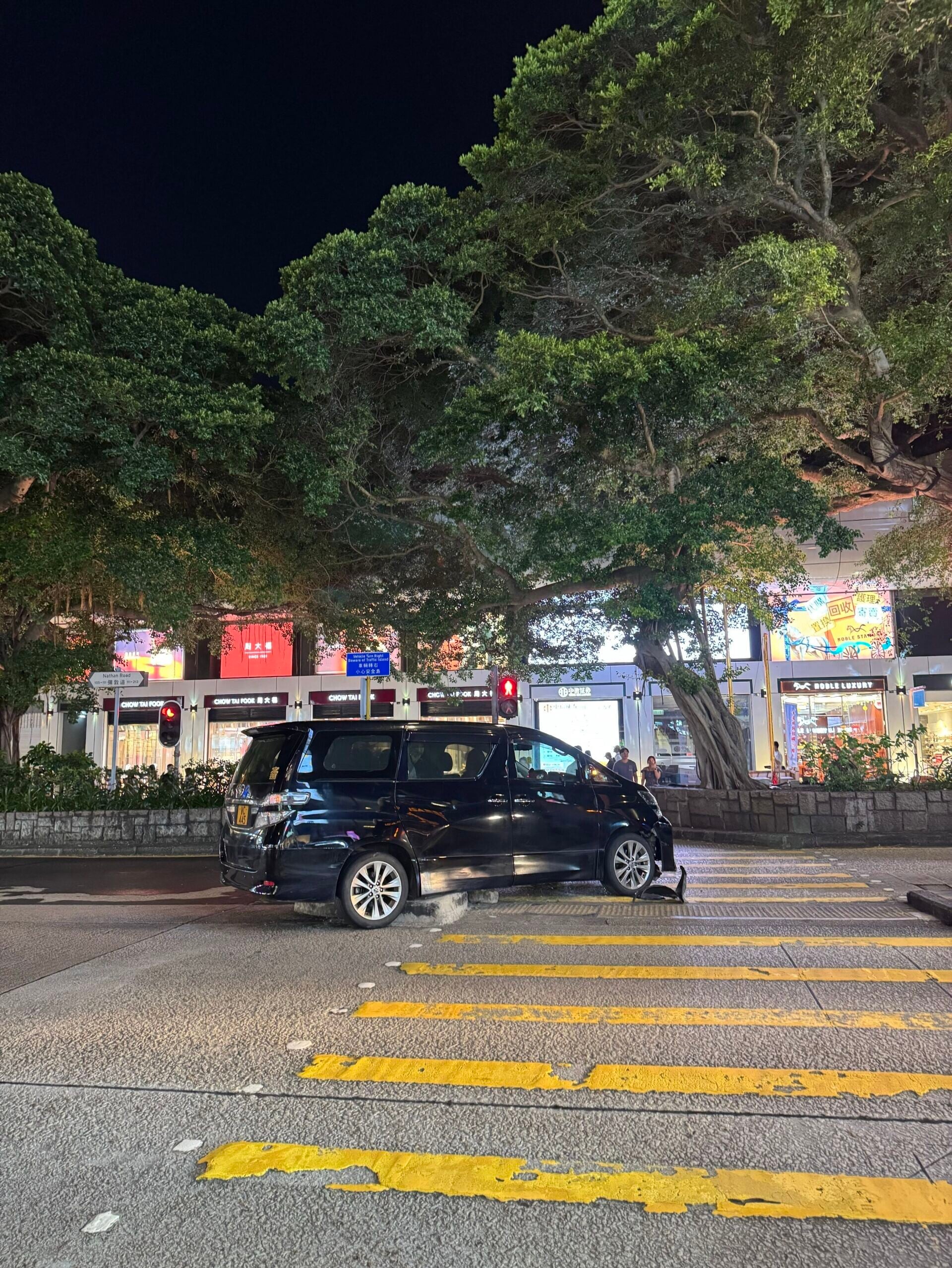 尖沙咀「江若琳灣」又發生交通意外,一部七人車由加連威老道右轉入彌敦道時,疑為避車剷上路中石壆,車頭泵把受損,沒有人受傷(Threads)