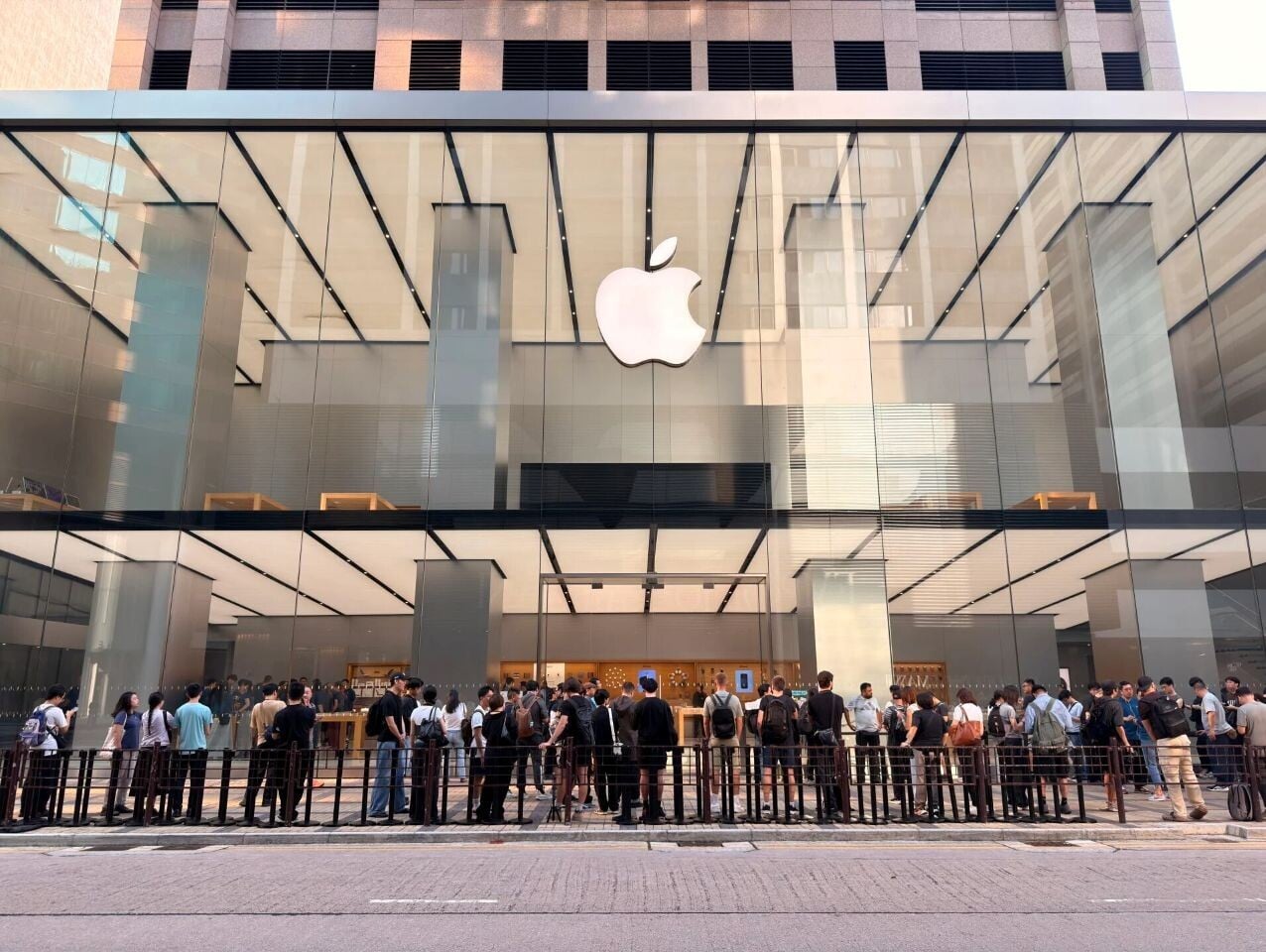 iPhone 18 Pro開售現場直擊 尖沙咀Apple Store果迷排足8小時!