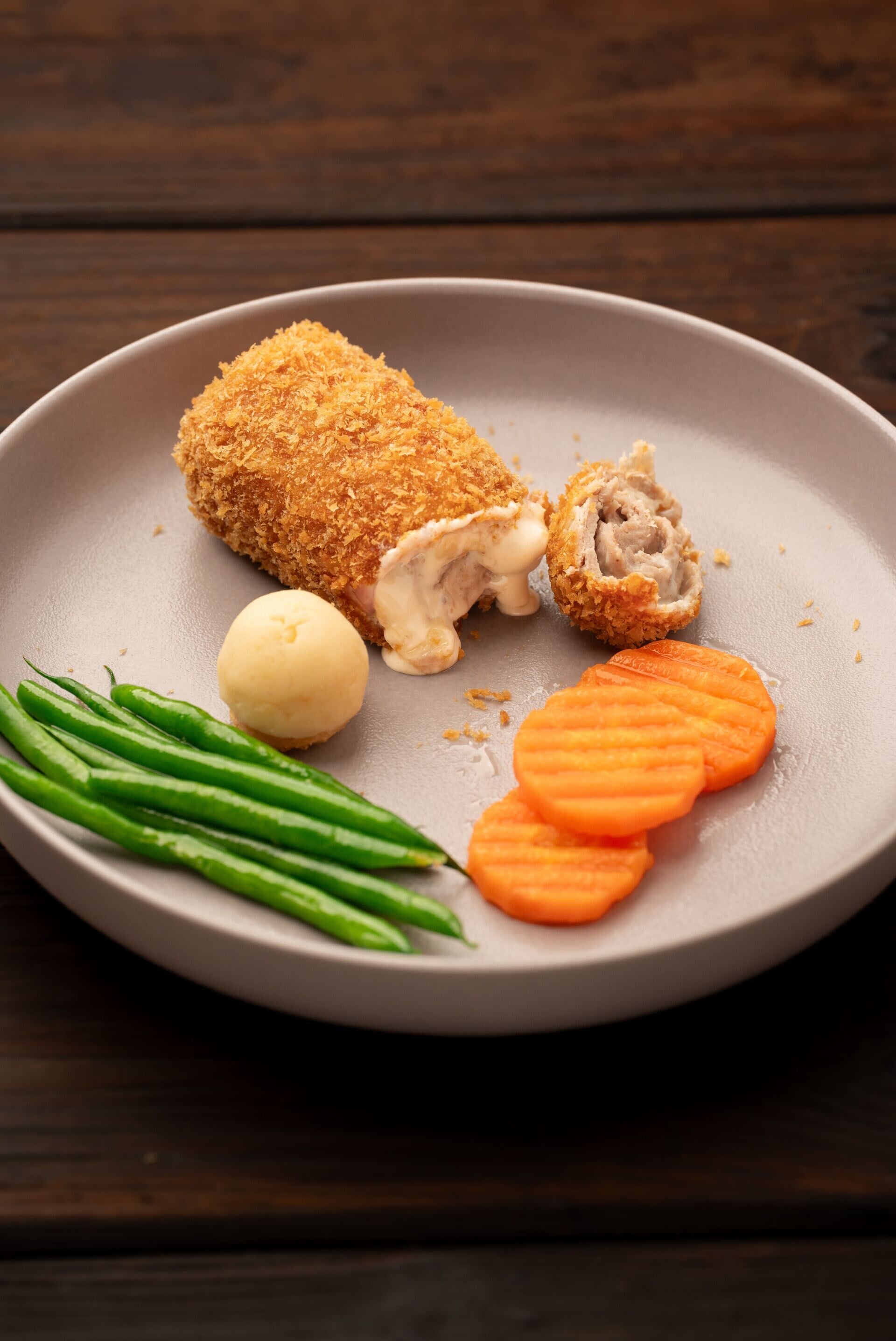 可供追加的entrée菜式 芝士牛仔肉 Veal Cordon Bleu 3