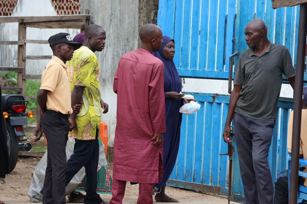 尼日利亞中部尼日州(Niger State)爆發抗議事件。當局日前拘捕一批涉嫌非法採礦的礦工,隨後至少37人在拘留期間死亡,引發家屬與民眾憤怒