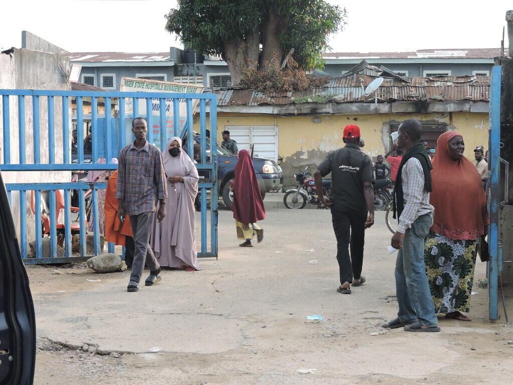 尼日利亞中部尼日州(Niger State)爆發抗議事件。當局日前拘捕一批涉嫌非法採礦的礦工,隨後至少37人在拘留期間死亡,引發家屬與民眾憤怒