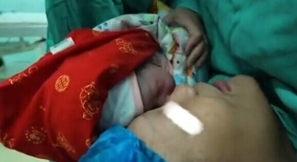 她2年前才因「失獨」生下兒子,如今再度迎來女兒