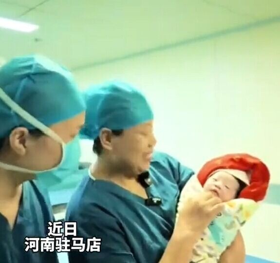 60歲婦人誕下女嬰,與2歲兒子「果果」慶祝