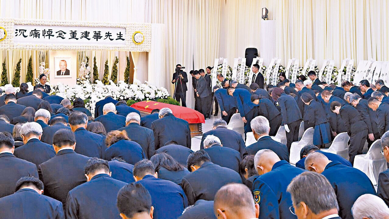 社會各界代表在靈堂致祭。