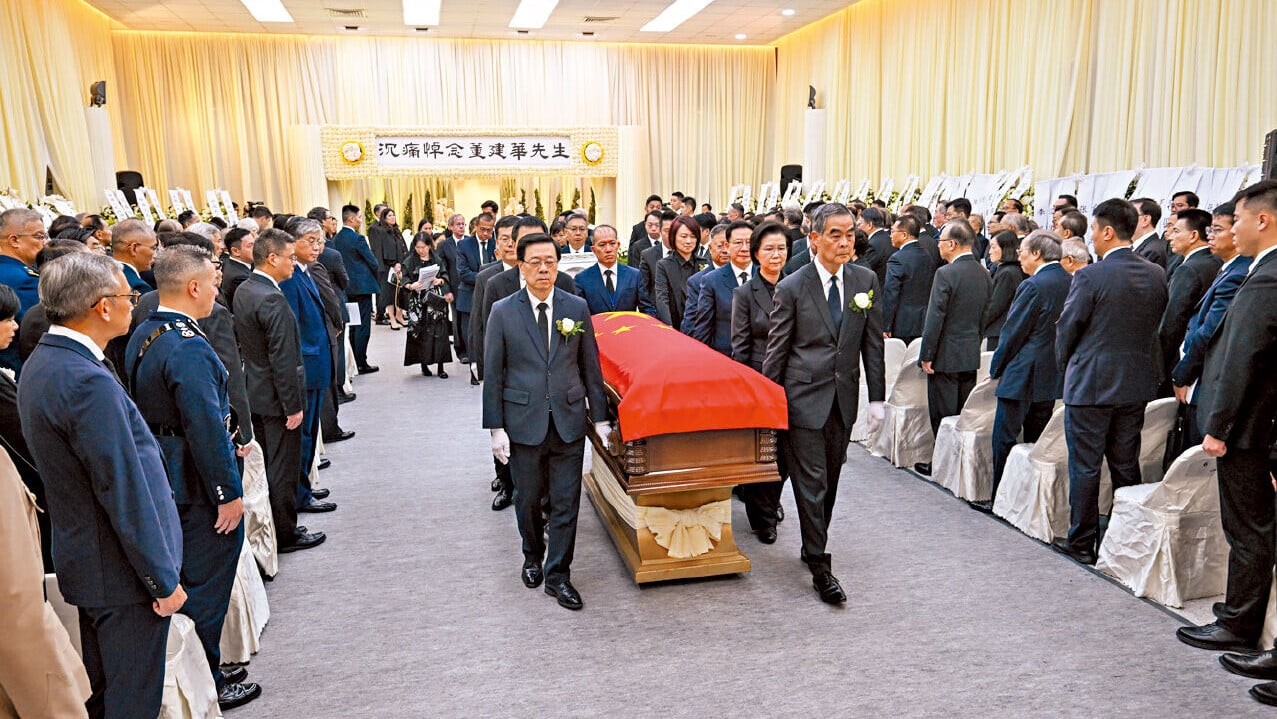 董建華靈柩蓋上國旗，由李家超及梁振英等人扶靈。