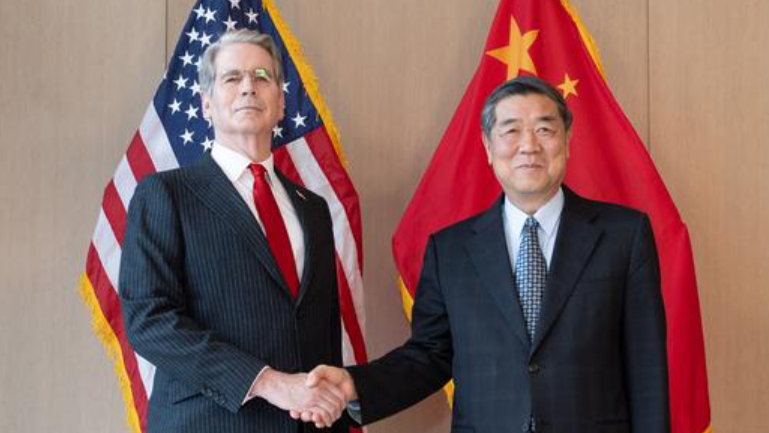 中美在紐約結束首日經貿磋商，國務院副總理何立峰與美方牽頭人、美國財政部長貝森特和貿易代表格里爾在美國紐約舉行會談(新華社)
