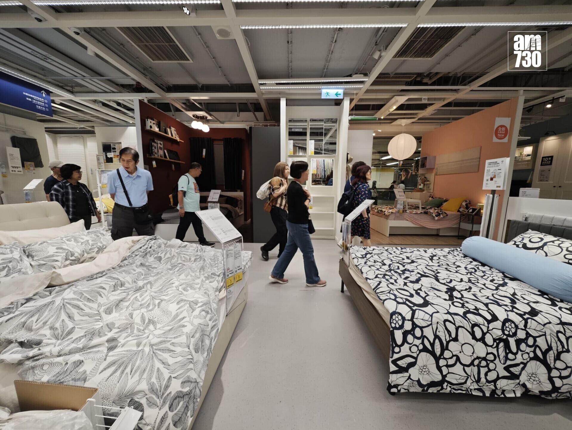 IKEA宜家家居尖沙咀店於梳化區的每張梳化放上巨型長條狀透明膠牌,印有「如有查詢,請向店務員聯絡」。(鍾式明攝)