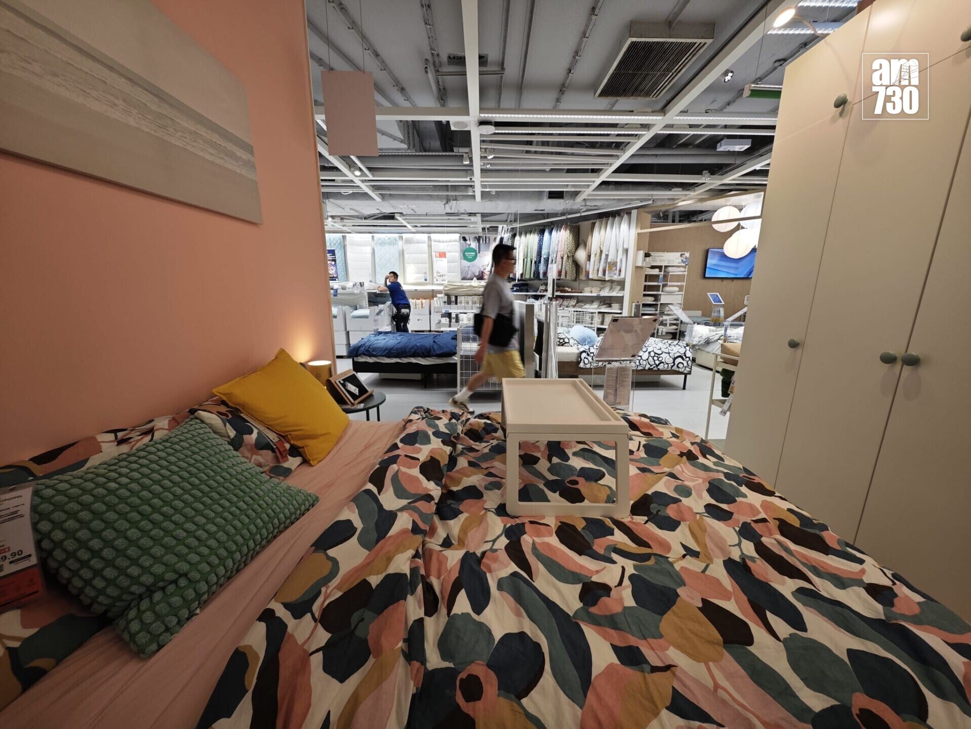 IKEA宜家家居尖沙咀店於梳化區的每張梳化放上巨型長條狀透明膠牌,印有「如有查詢,請向店務員聯絡」。(鍾式明攝)