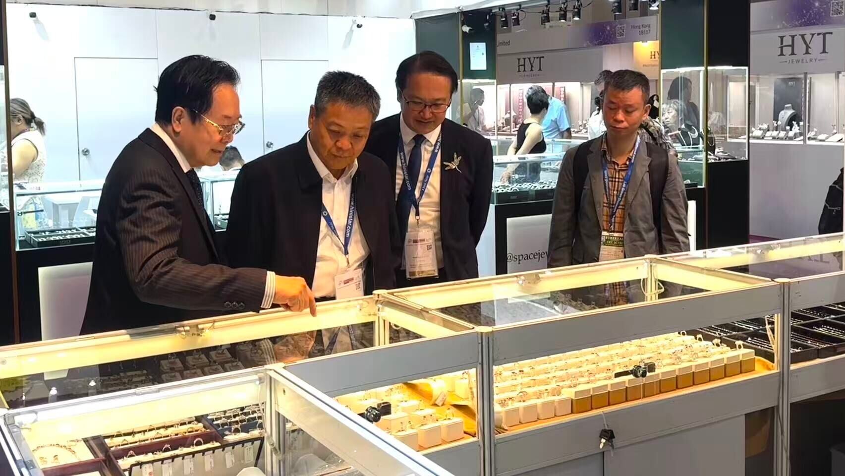 中國黃金協會副會長嚴弟勇上周到香港展開調查研究。(中國黃金協會)