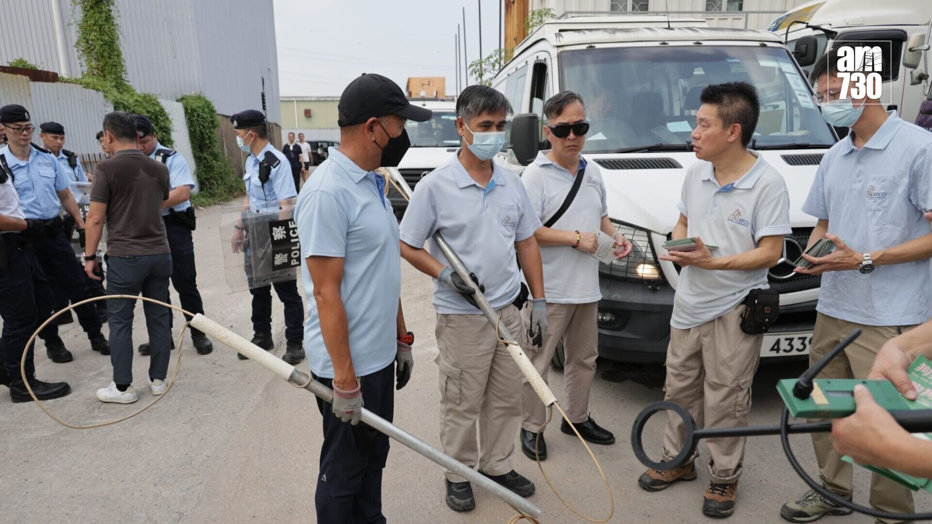 漁護署聯同警方今日下午再到元朗壆圍南路一帶捕捉流浪狗(鍾式明攝)