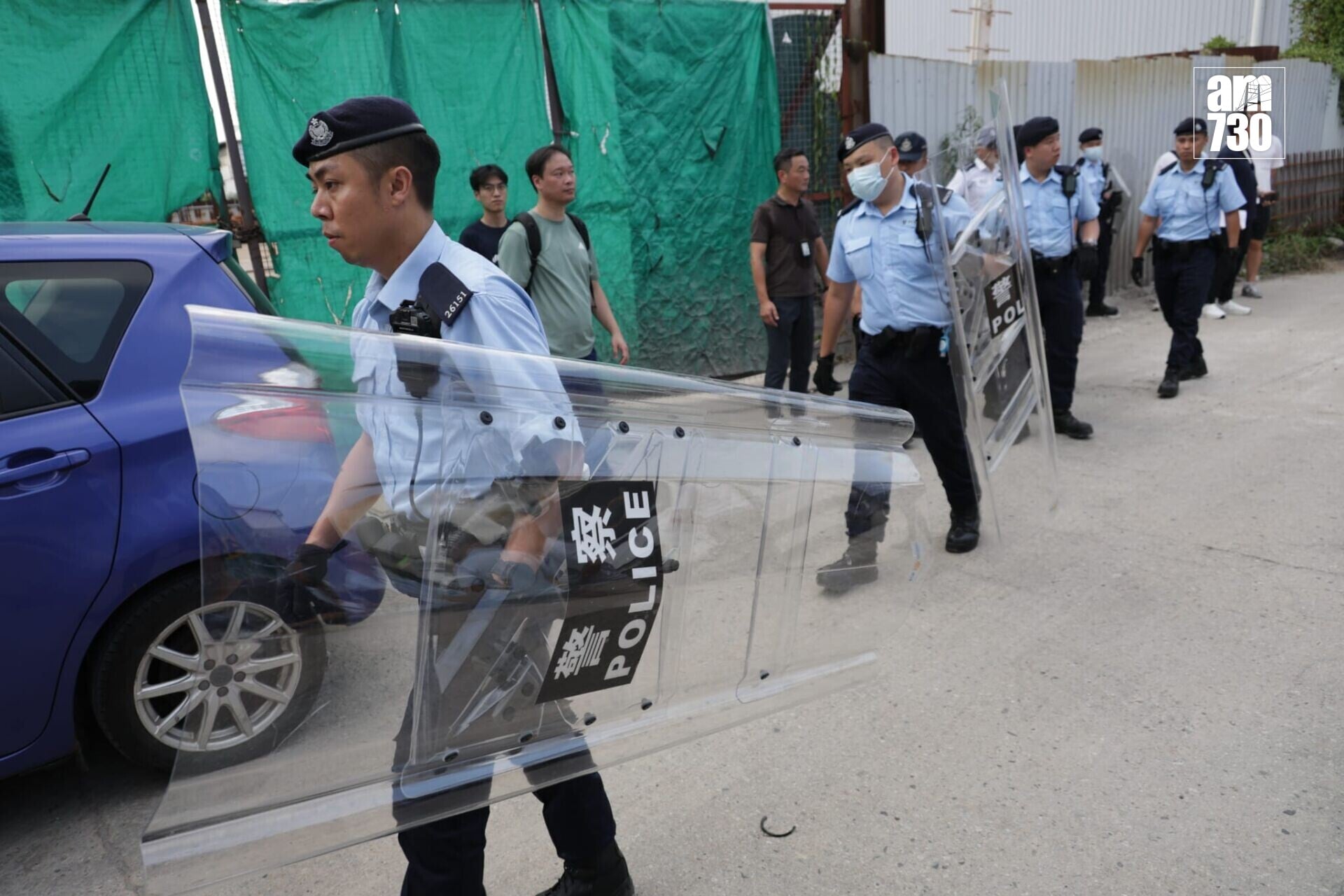 漁護署聯同警方今日下午再到元朗壆圍南路一帶捕捉流浪狗(鍾式明攝)