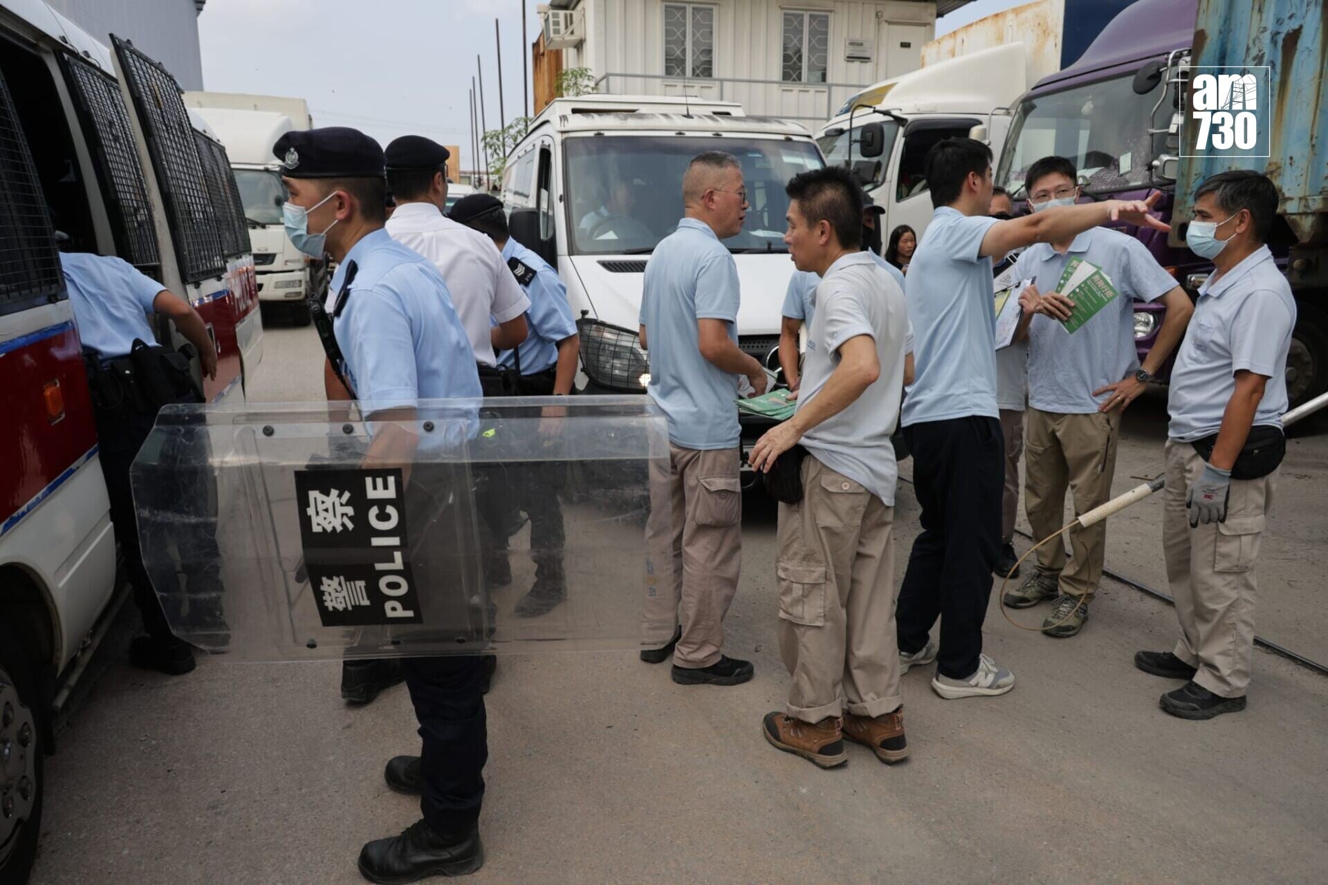 漁護署聯同警方今日下午再到元朗壆圍南路一帶捕捉流浪狗(鍾式明攝)