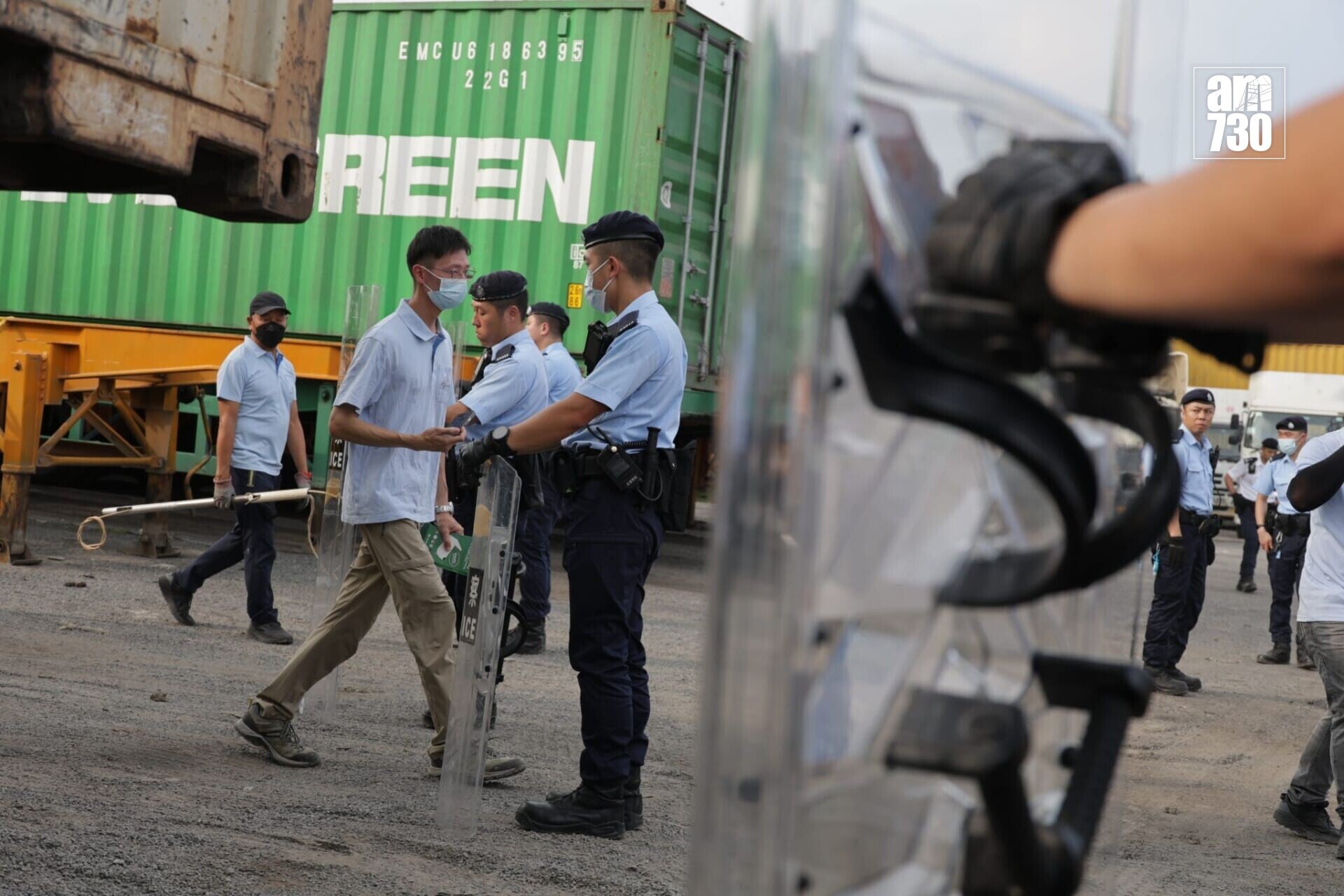 漁護署聯同警方今日下午再到元朗壆圍南路一帶捕捉流浪狗(鍾式明攝)