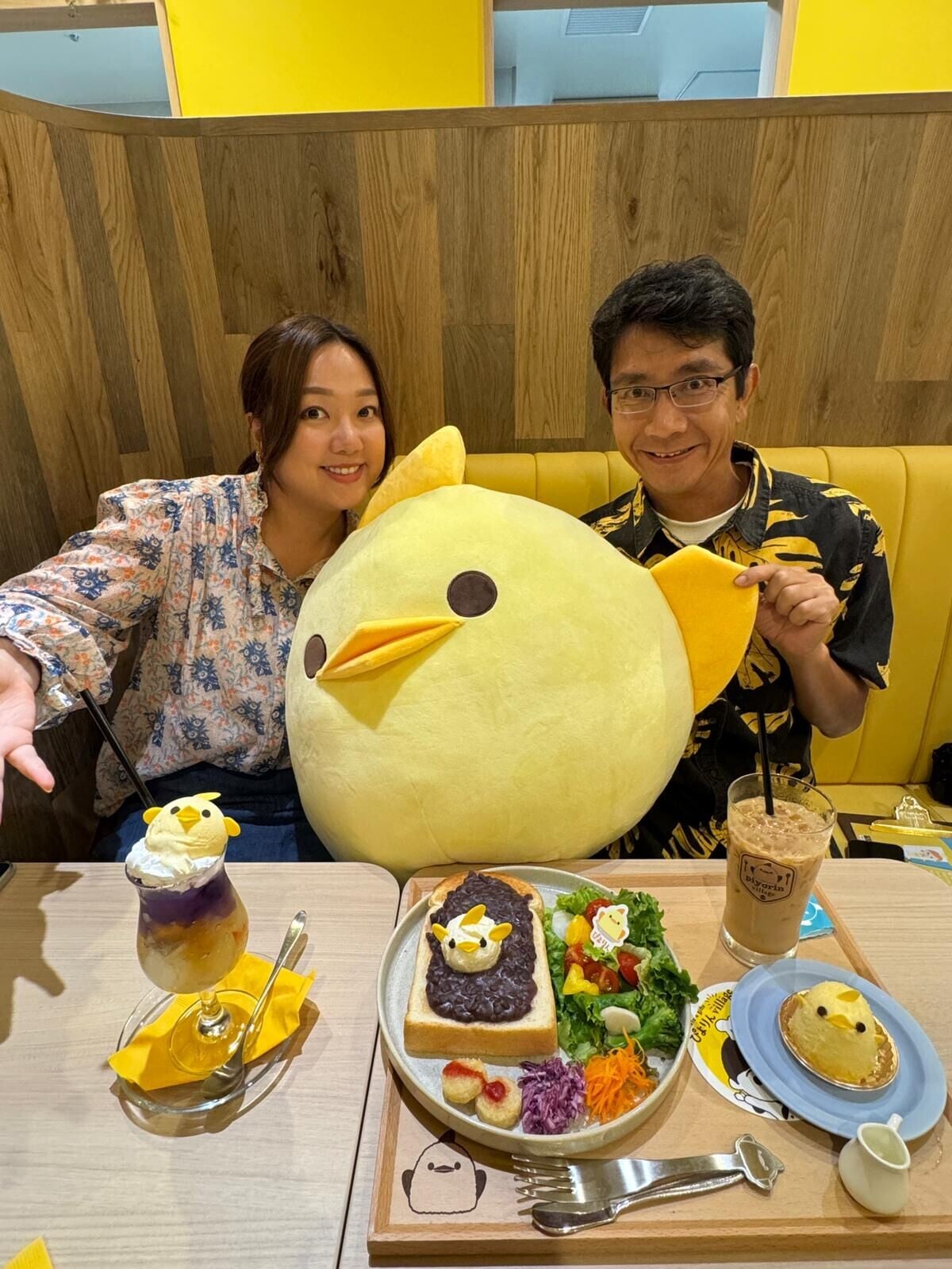 阿正、妹頭到人氣長龍店小黃雞Café精品店朝聖