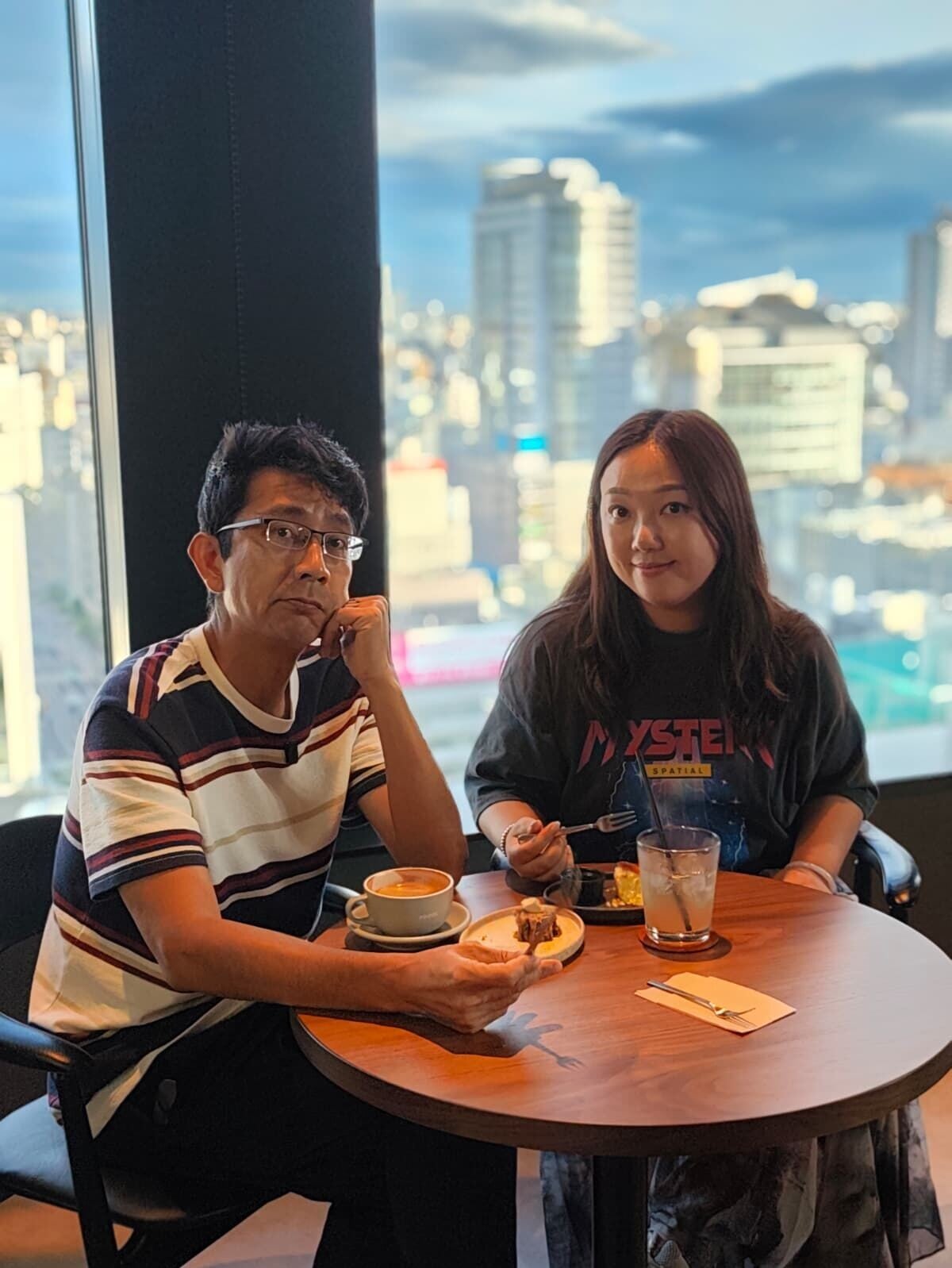 阿正、妹頭在名古屋榮區地標大廈13樓的Book Café