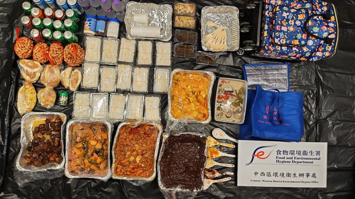 食環署人員於行動中檢獲出售的貨物。(政府新聞處)