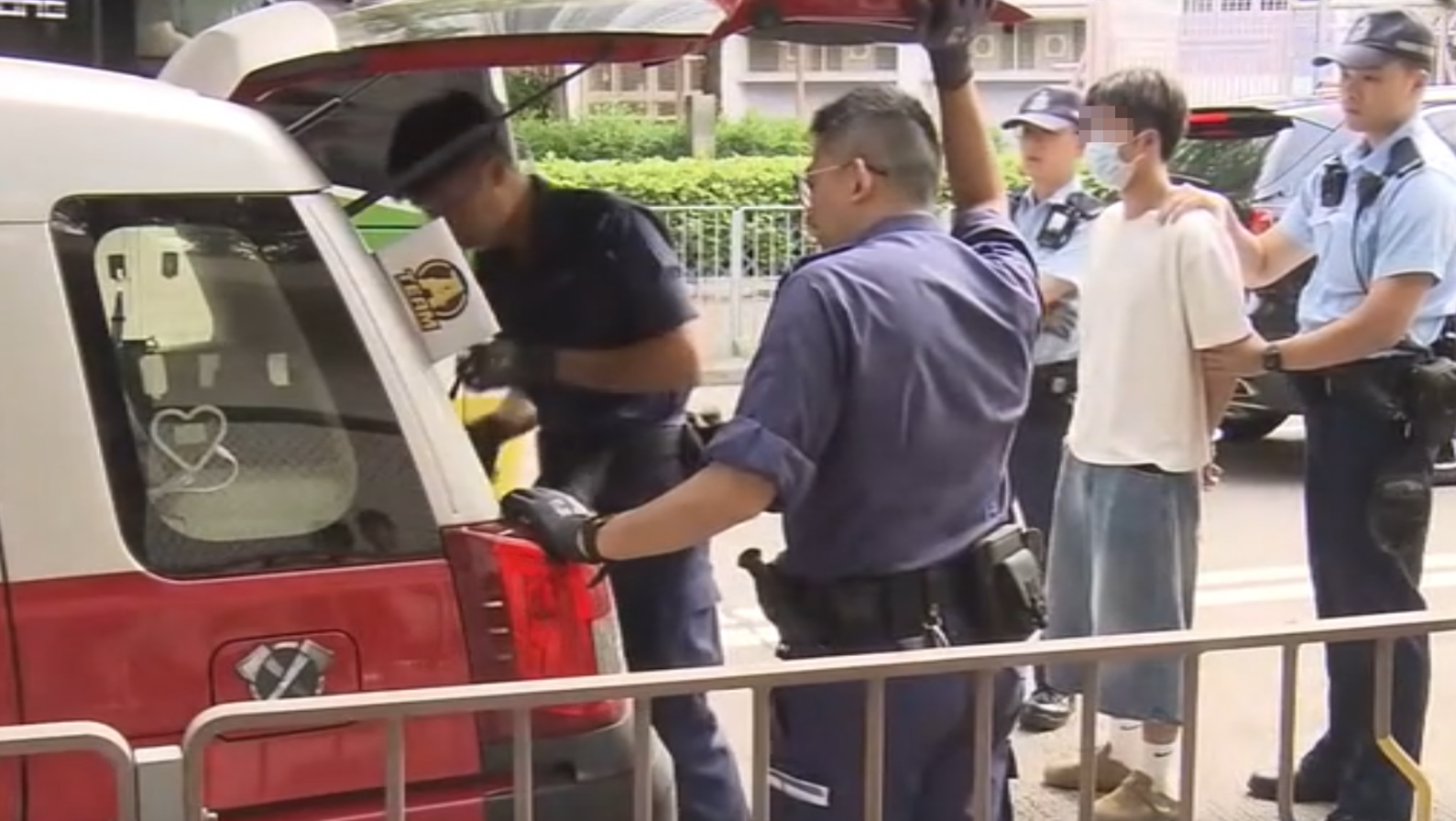黃大仙19歲青年乘客懷疑利用的士運毒，司機識破後通知警方。被捕男乘客鎖上手銬在現場協助調查，警方緝毒犬在車廂內搜查。(now新聞畫面)