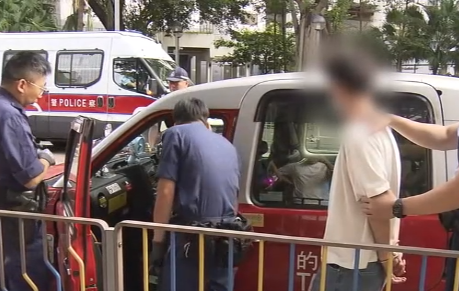 黃大仙19歲青年乘客懷疑利用的士運毒,司機識破後通知警方。被捕男乘客鎖上手銬在現場協助調查,警方緝毒犬在車廂內搜查。(now新聞畫面)