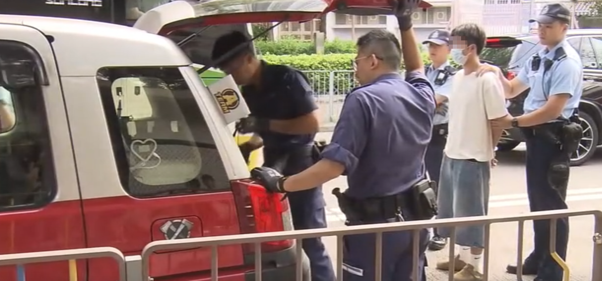黃大仙19歲青年乘客懷疑利用的士運毒,司機識破後通知警方。被捕男乘客鎖上手銬在現場協助調查,警方緝毒犬在車廂內搜查。(now新聞畫面)