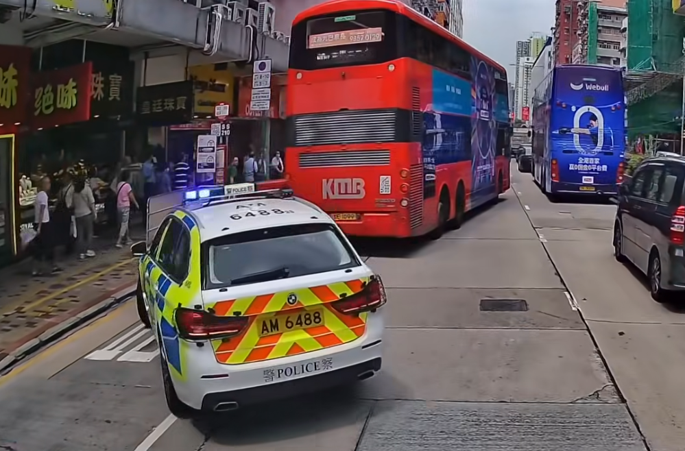 深水埗一輛寶馬私家車為逃避警車追截,在馬路左穿右插剷巴士站攝車罅,更衝紅燈橫過行人過路處,險撞途人。(車cam L(香港群組)fb)