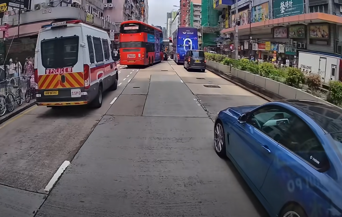深水埗一輛寶馬私家車為逃避警車追截,在馬路左穿右插剷巴士站攝車罅,更衝紅燈橫過行人過路處,險撞途人。(車cam L(香港群組)fb)