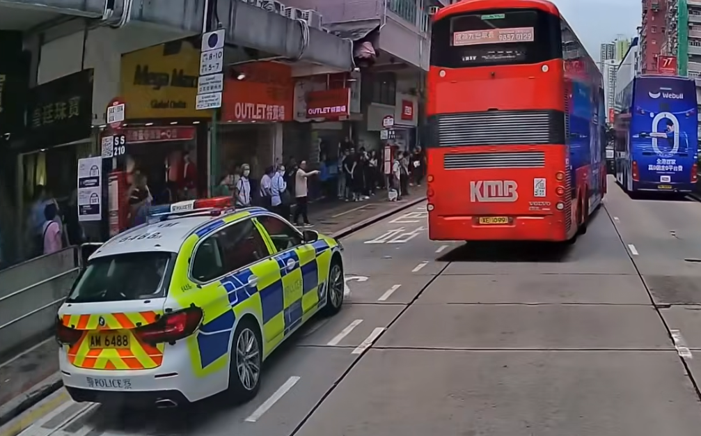 深水埗一輛寶馬私家車為逃避警車追截,在馬路左穿右插剷巴士站攝車罅,更衝紅燈橫過行人過路處,險撞途人。(車cam L(香港群組)fb)