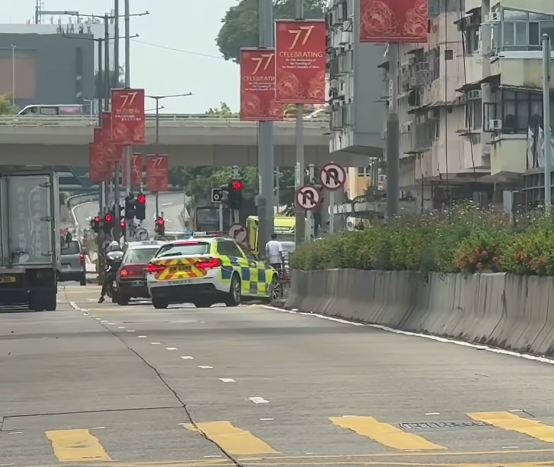 深水埗一輛寶馬私家車為逃避警車追截,在馬路左穿右插剷巴士站攝車罅,更衝紅燈橫過行人過路處,險撞途人。(車cam L(香港群組)fb)