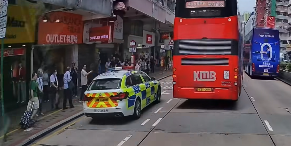 深水埗一輛寶馬私家車為逃避警車追截,在馬路左穿右插剷巴士站攝車罅,更衝紅燈橫過行人過路處,險撞途人。(車cam L(香港群組)fb)