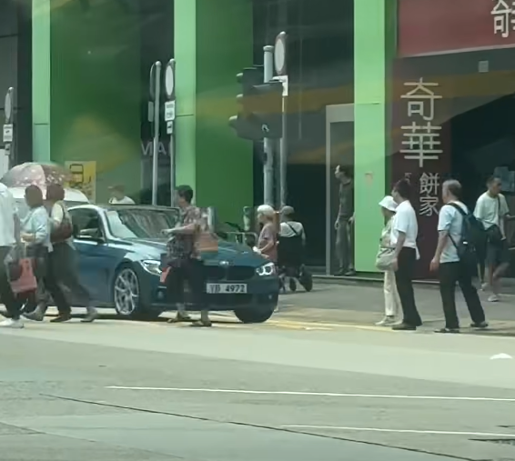 深水埗一輛寶馬私家車為逃避警車追截,在馬路左穿右插剷巴士站攝車罅,更衝紅燈橫過行人過路處,險撞途人。(車cam L(香港群組)fb)