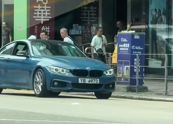 深水埗一輛寶馬私家車為逃避警車追截,在馬路左穿右插剷巴士站攝車罅,更衝紅燈橫過行人過路處,險撞途人。(車cam L(香港群組)fb)