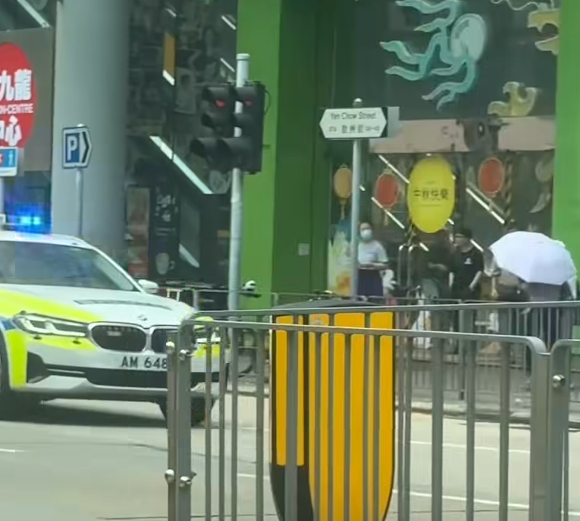 深水埗一輛寶馬私家車為逃避警車追截,在馬路左穿右插剷巴士站攝車罅,更衝紅燈橫過行人過路處,險撞途人。(車cam L(香港群組)fb)