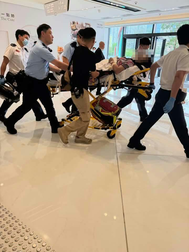 女子在圍方商場涉鬧事被綁手送上救護車(Threads)
