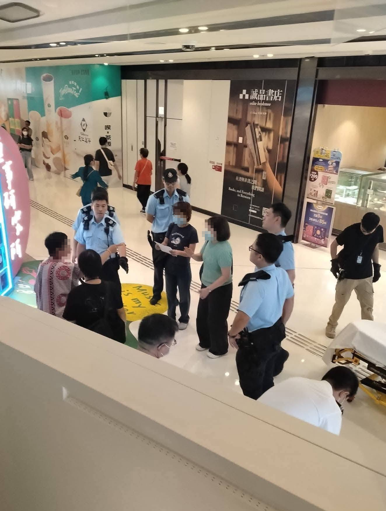 女子在圍方商場涉鬧事被綁手送上救護車(Threads)