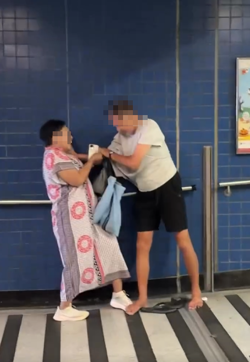 港鐵大圍站昨日有一對男女當眾拉扯(Threads)