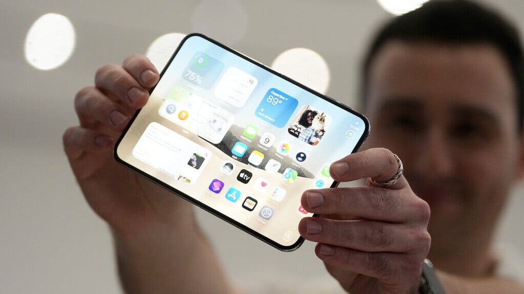 iPhone Duo｜傳富士康組裝良率不足七成 首批貨量有限（AP資料圖片）