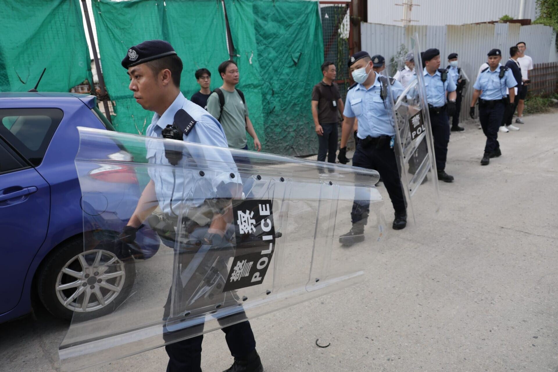 漁護署聯同警方今日下午再到元朗壆圍南路一帶捕捉流浪狗(鍾式明攝)