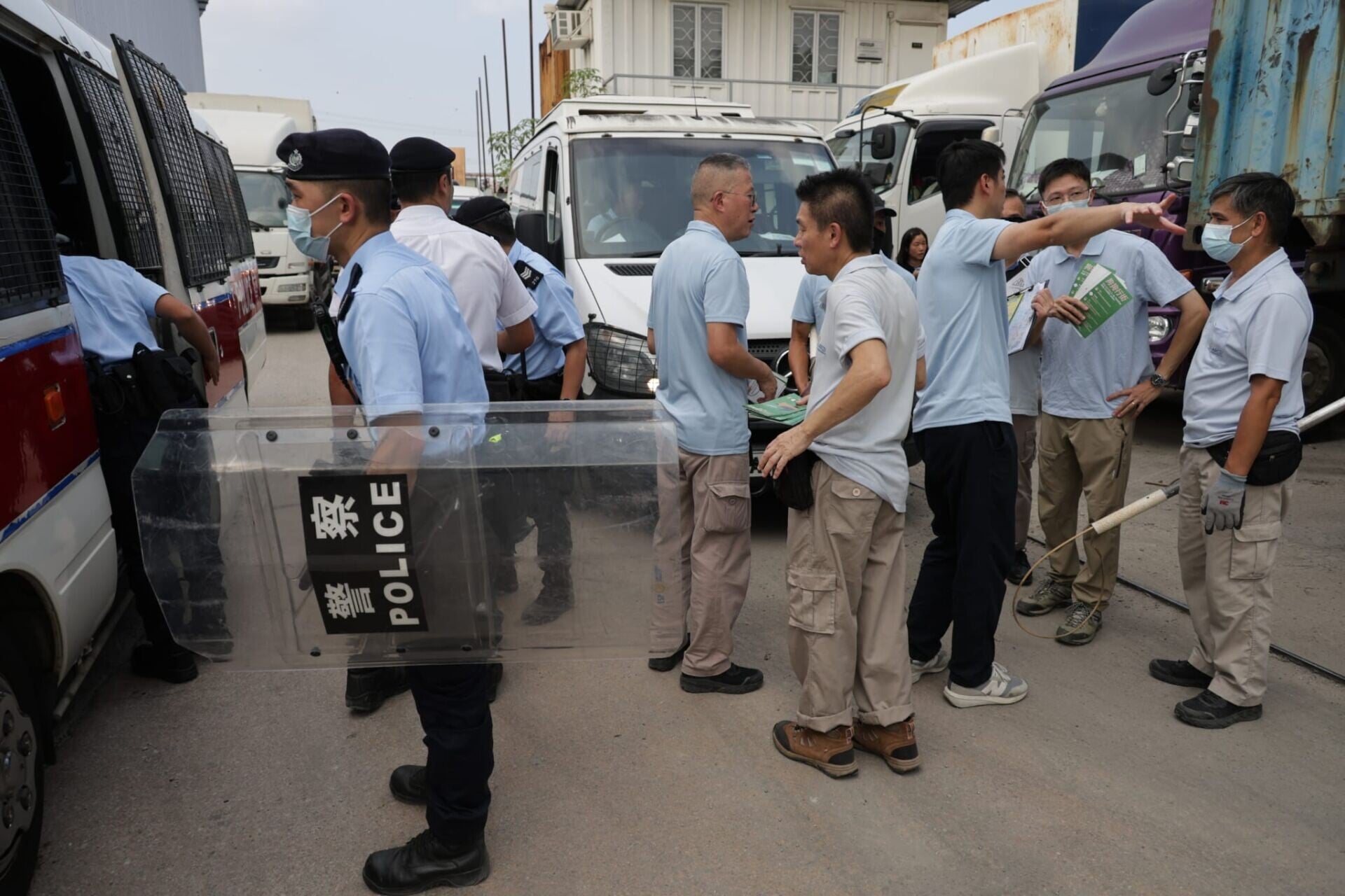漁護署聯同警方今日下午再到元朗壆圍南路一帶捕捉流浪狗(鍾式明攝)