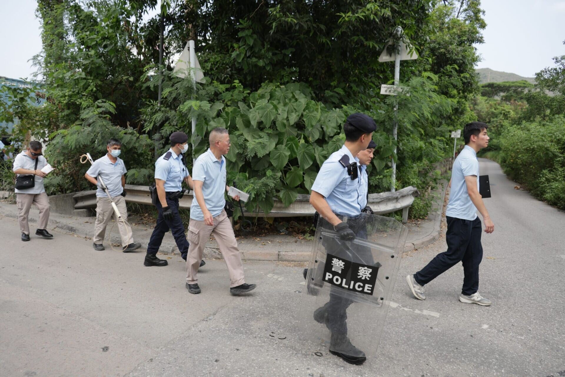 漁護署聯同警方今日下午再到元朗壆圍南路一帶捕捉流浪狗(鍾式明攝)