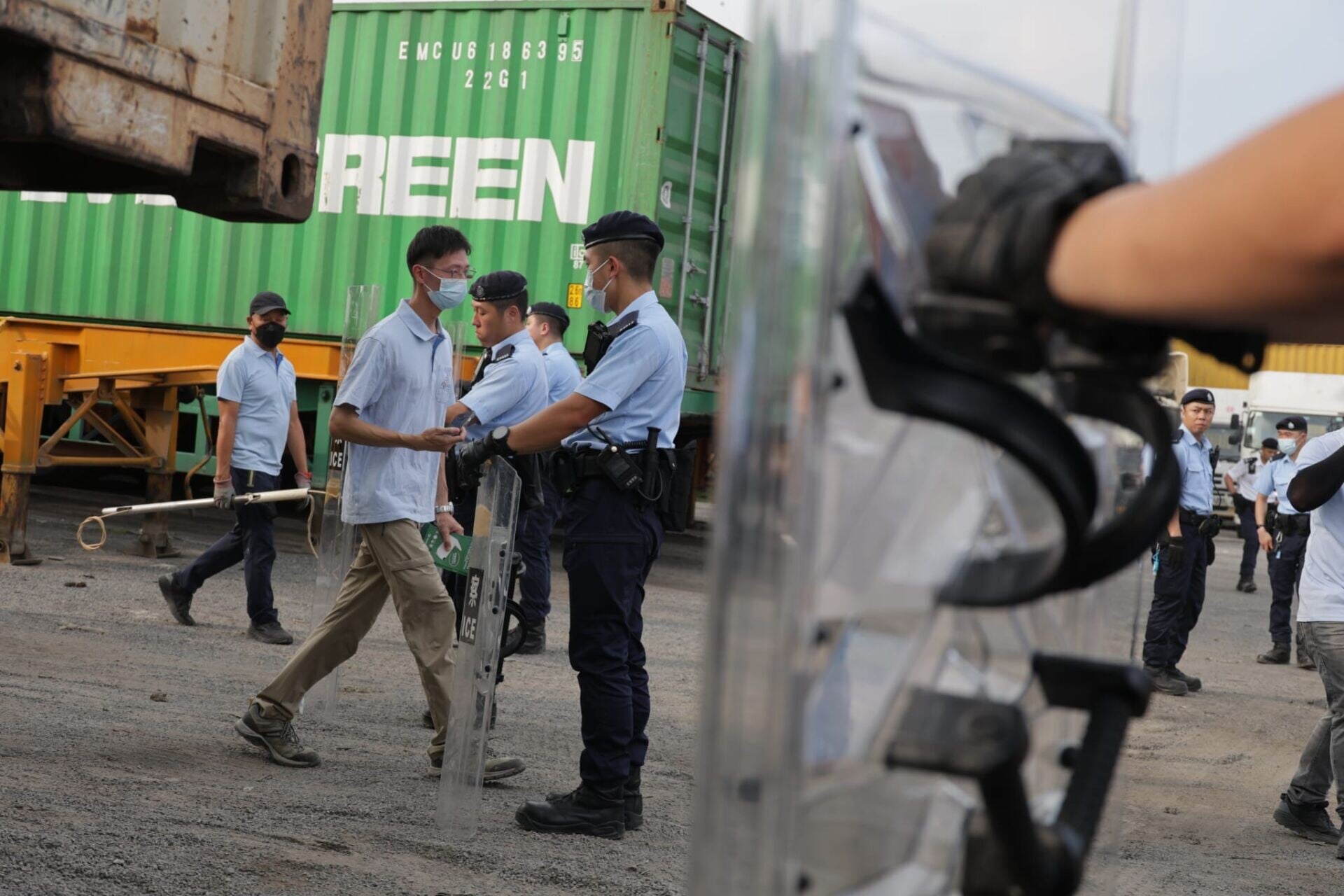 漁護署聯同警方今日下午再到元朗壆圍南路一帶捕捉流浪狗(鍾式明攝)
