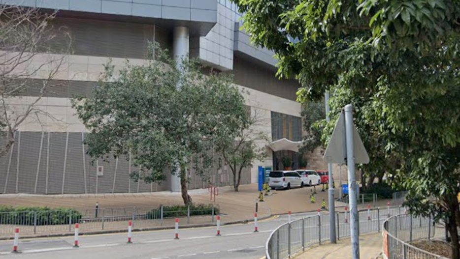 一名女子報案，指途經數碼港鋼線灣道1號外被一男子搶手袋（Google Map/資料圖片）