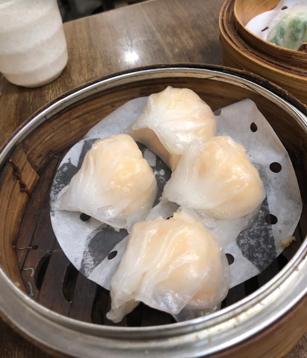 旺角花園街「銀津點心茶餐廳」於9月27日後結業。該店主打中式點心店與茶餐廳食品「Crossover 」,有傳統蝦餃燒賣點心,亦有流心西多士、蓮蓉西米焗布甸、樽仔奶茶等(網上圖片)