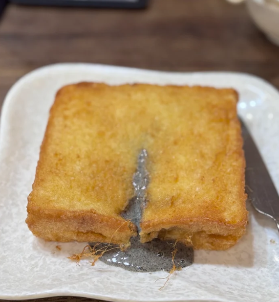 旺角花園街「銀津點心茶餐廳」於9月27日後結業。該店主打中式點心店與茶餐廳食品「Crossover 」,有傳統蝦餃燒賣點心,亦有流心西多士、蓮蓉西米焗布甸、樽仔奶茶等(網上圖片)